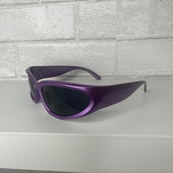 NEW‼️ Sporty Y2K Sunglasses - Picture 9 of 9